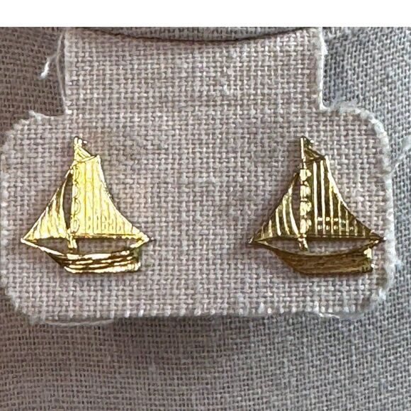 Vintage Sailboat Gold-Tone Stud Earrings Boat Beach Cruise Nautical Vacation - Picture 1 of 6